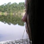 Zakoukaná na vodní hladinu