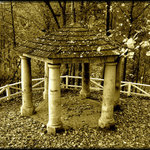 Altánek v podzimní krajině