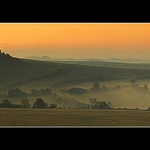 Mlhavé ráno v údolí pod Svatoňovickým kopcem