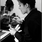 Dívka si líčí rty...