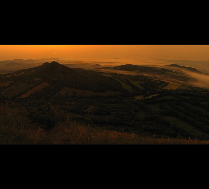 Ráno nad Středohořím II.