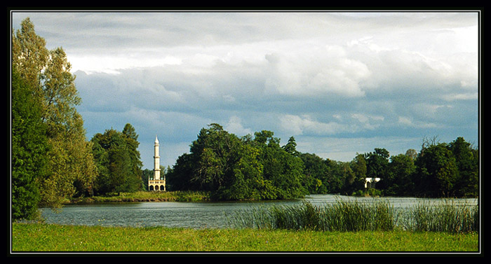 Minaret - Daleko od ludi