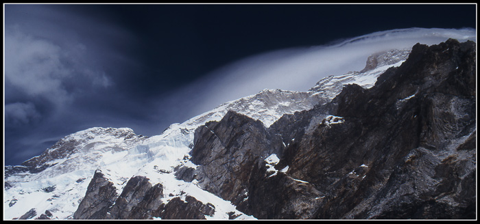 V mracích zahalená...