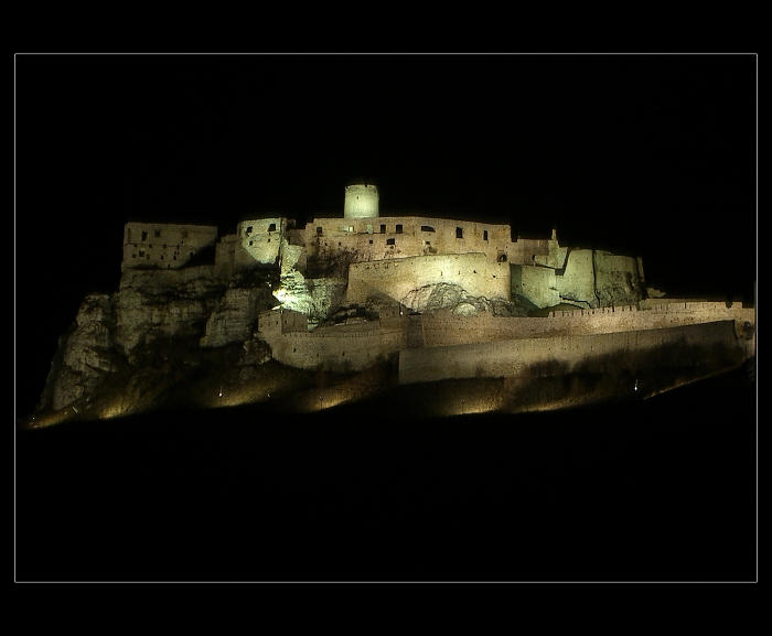 Nočný pohľad na Spišský hrad