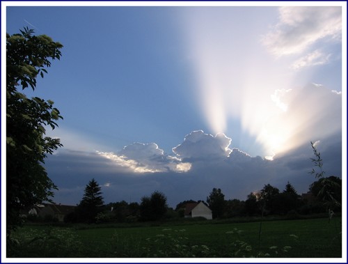 Někdo kouká z mraků