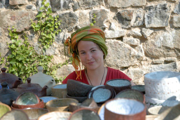 pohledná prodavačka keramiky