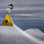 modry puntik na zlutem jehlanu