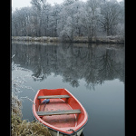 Červená lodička a modré pádlo čekají na jaro...
