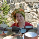 pohledná prodavačka keramiky