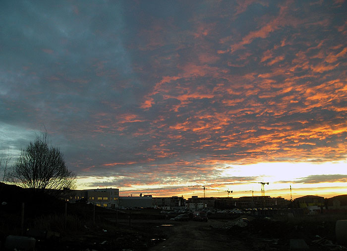 Východ slunce nad stavbou