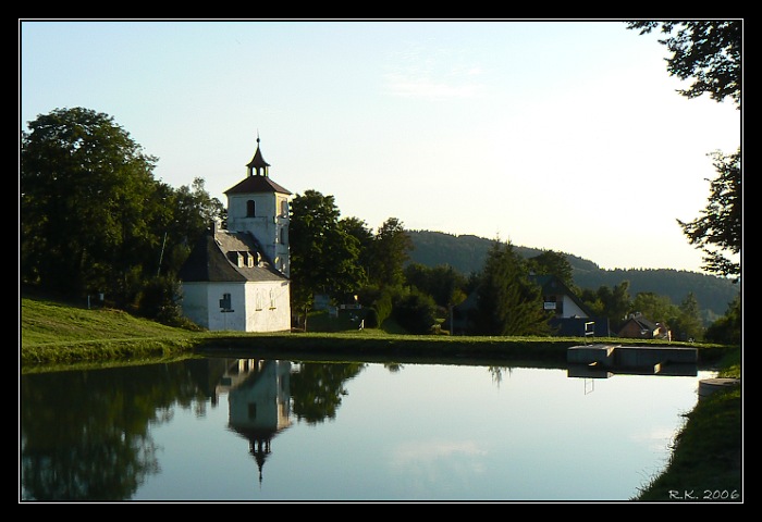 Zátiší s kostelíkem