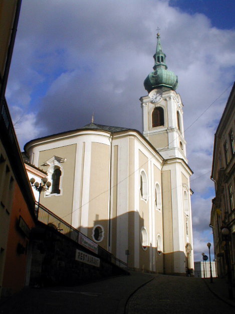 Kostel a sluneční odpoledne