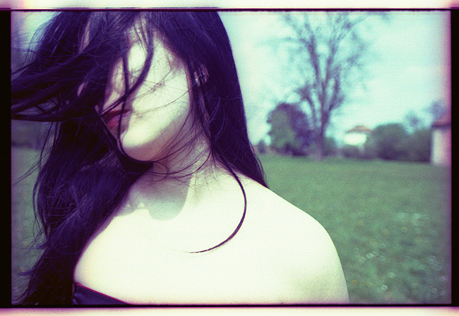 eliska a jarni odpoledne v zahrade