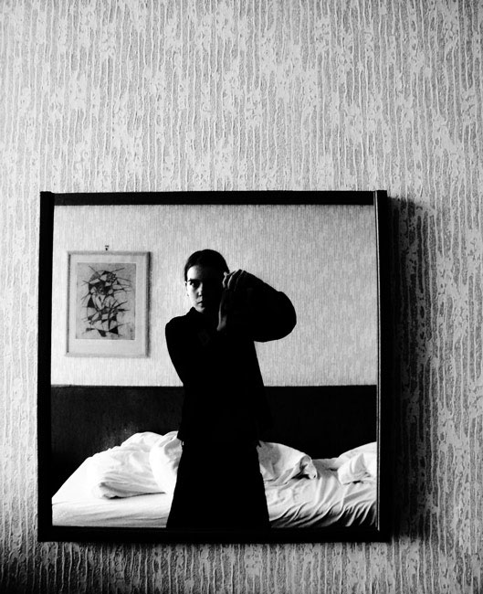 rano v hotelovym pokoji s okny neprustrelnymi svetlem