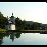 Zátiší s kostelíkem