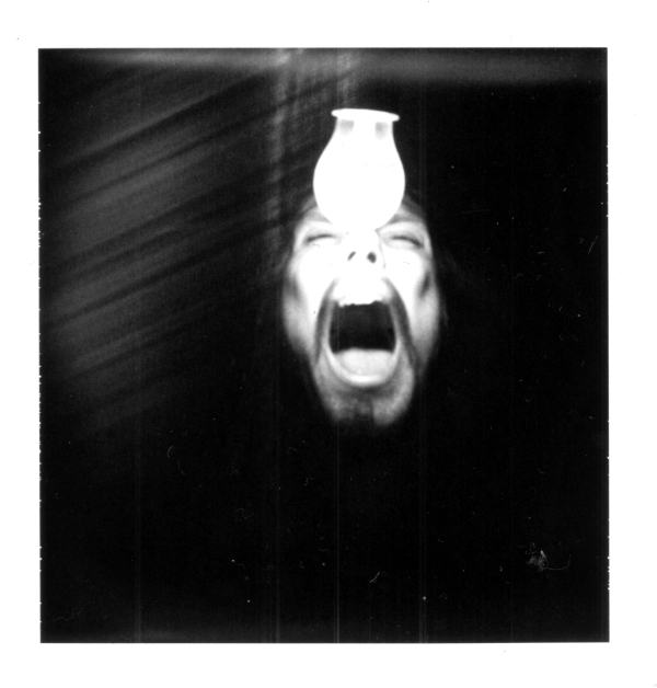 Karel drogy nebere, ten si šetří hlas