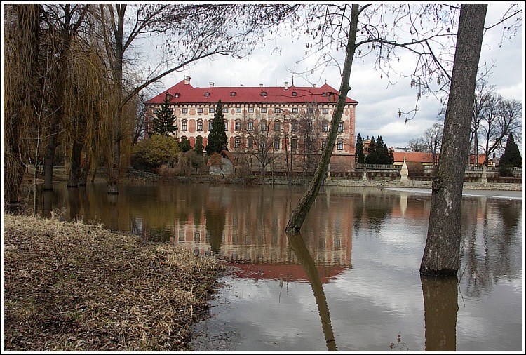 Před libochovickým zámkem.