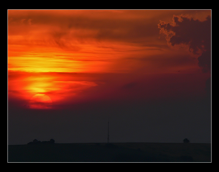 ...za vysílačem...