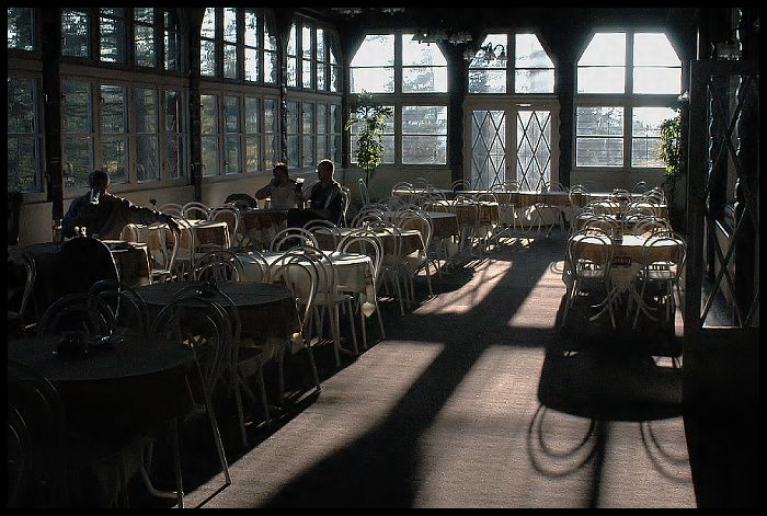 ... v letní restauraci ...