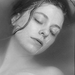 "Žena se objímá jako utopenec vodu"