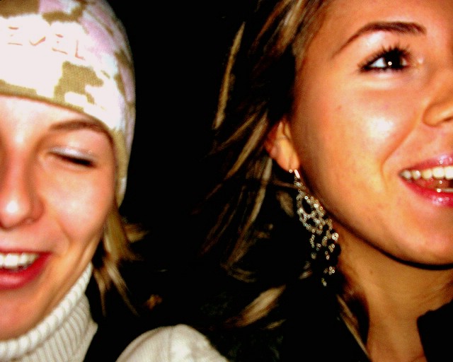 les femmes chuckling