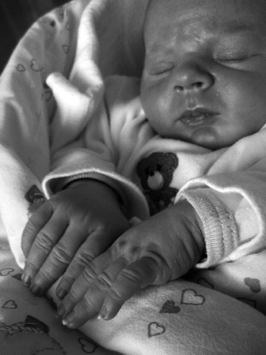 ...novy cloviecik so strasne dlhymi prstami...