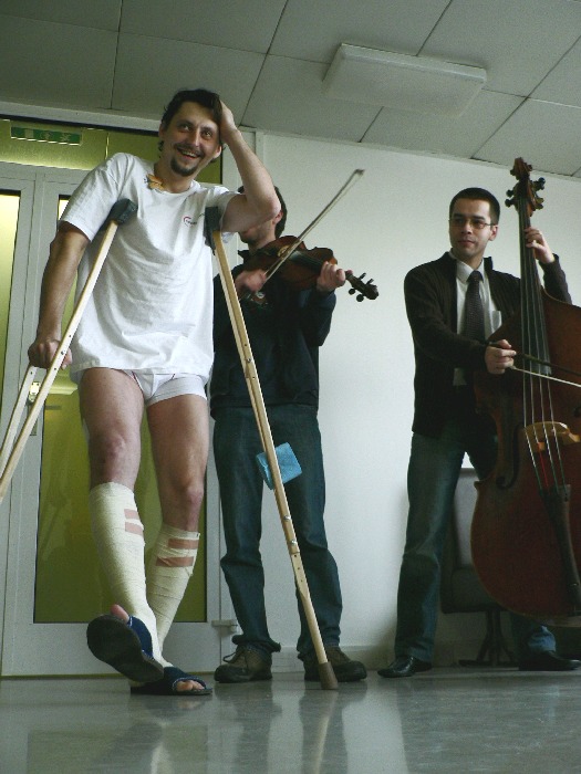 ...momentka: oslava narodenin v nemocnici alebo roztriestena zlomenina stehennej kosti...