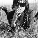 znudena trendy girl s cigarem