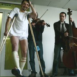 ...momentka: oslava narodenin v nemocnici alebo roztriestena zlomenina stehennej kosti...