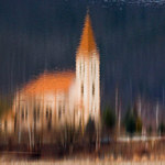 Kostolík na brehu jazera