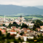 ...nakloněným objektivem...