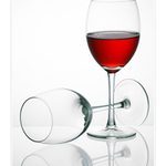 jedna ležící a jedna stojící sklenka a v ní víno