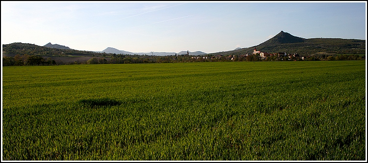 V dáli České středohoří.