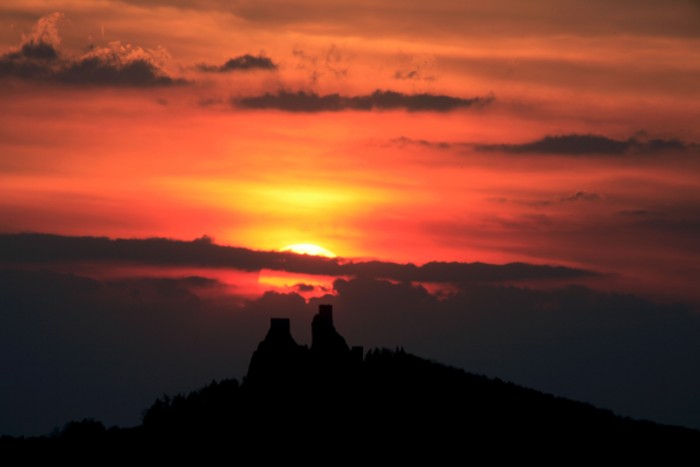 Sluncezápad nad Troskama