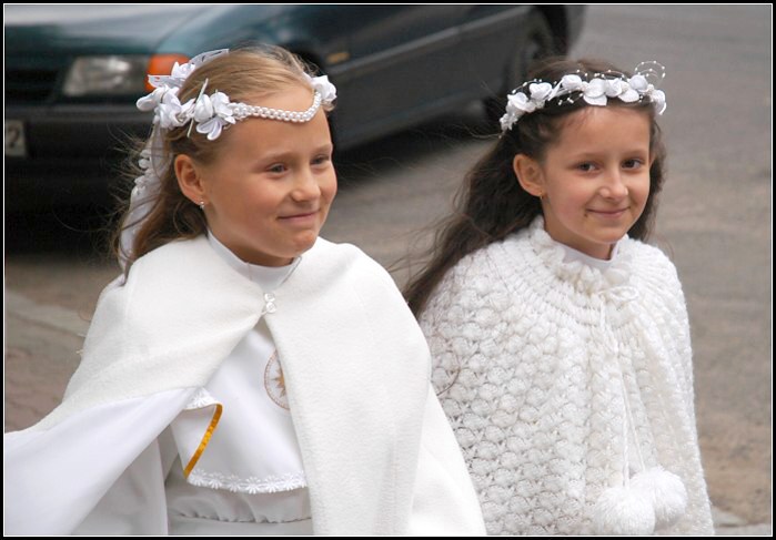 dvě polské holčindy jdou do kostela