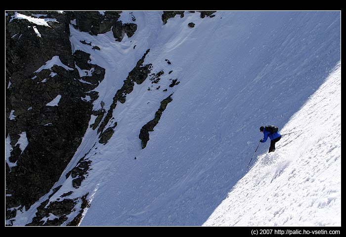 Bára mastí dolů kopcom...