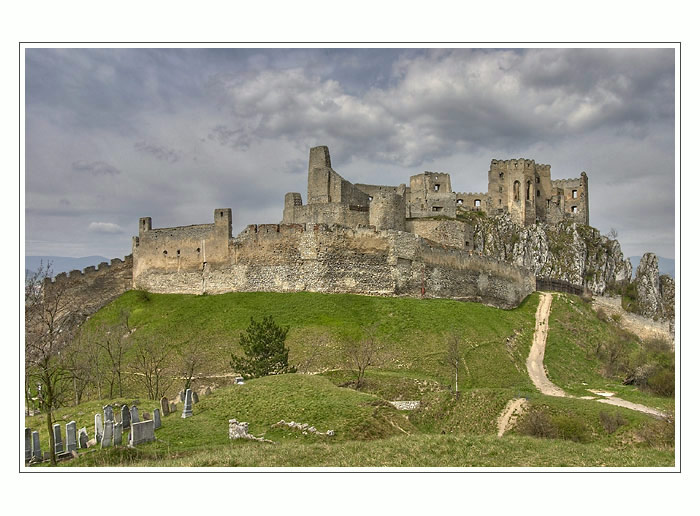 - Tajomný hrad v Karpatoch -