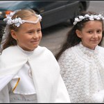 dvě polské holčindy jdou do kostela