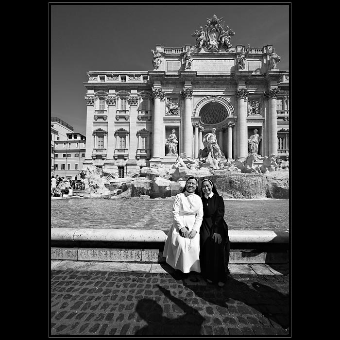 B&W před fontánou Di Trévi