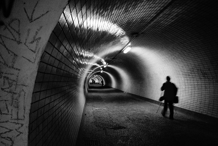 v tunelu