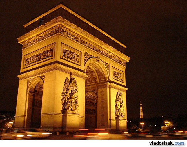 Champs Elysees v noci