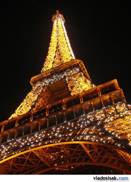 Eiffel tower v noci.
