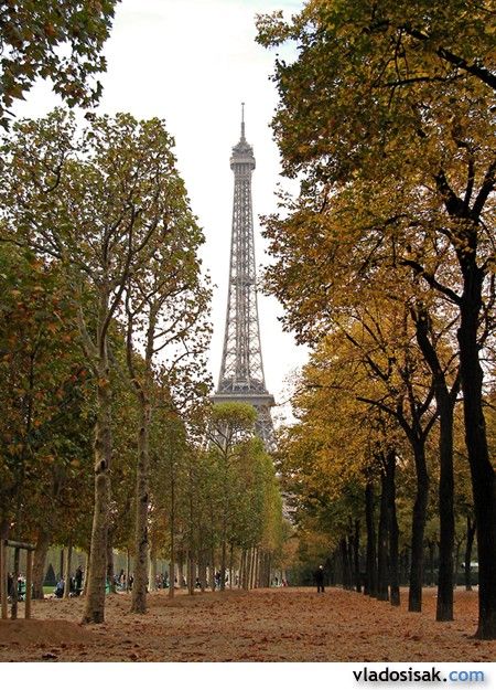 Prochazka parkem pre Marsova pole (Paris)