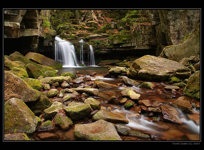 Zátiší s vodopádem