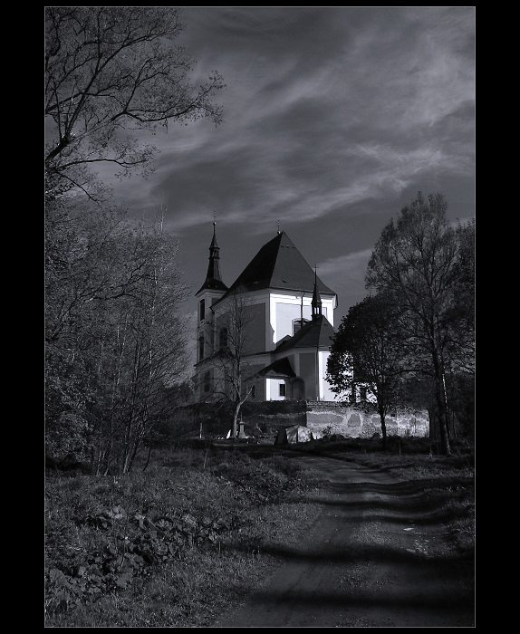 Osamocený kostel sv. Jakuba Většího a sv. Anny