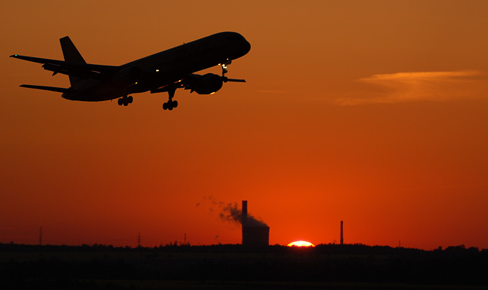 Boeing 757 a rudá záře nad Kladnem