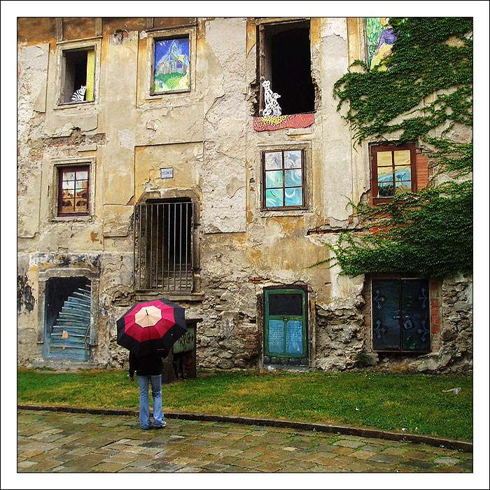 Když chátrat, tak zvesela!