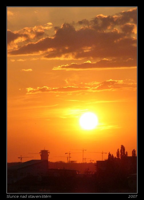 Slunce nad staveništěm