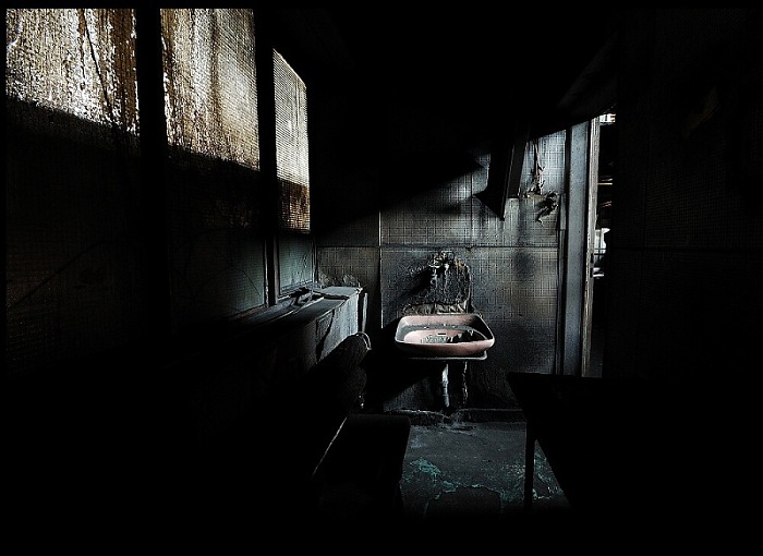 Ticho a kroky v přízemí