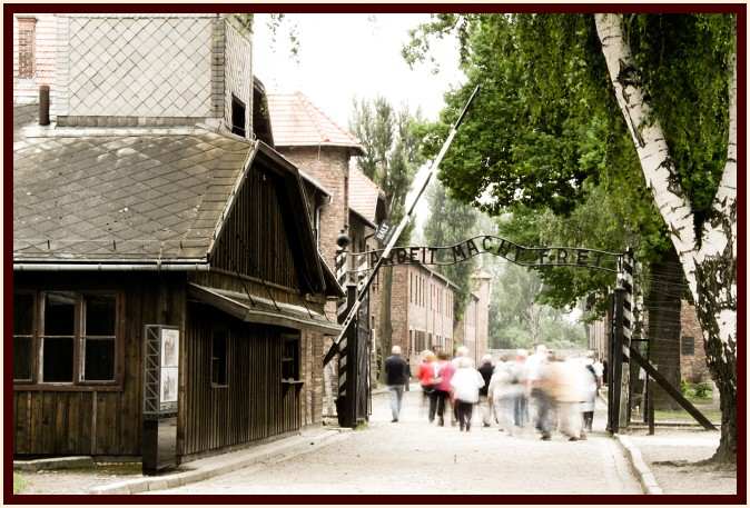 PRÁCE OSVOBOZUJE...